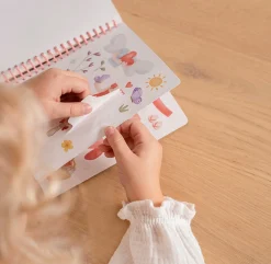 Little Dutch Dressing and sticker book Rosa & Friends