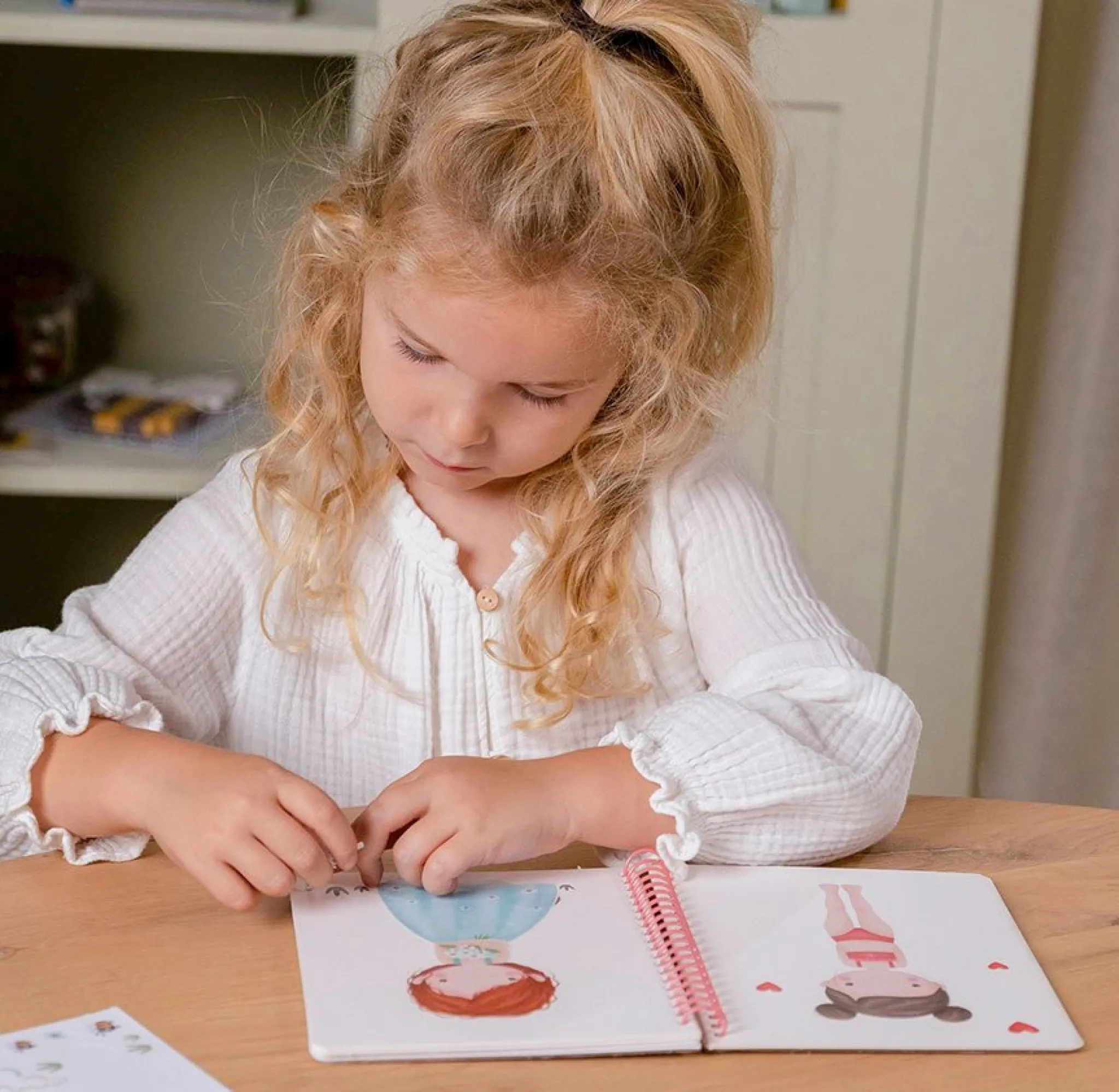 Little Dutch Dressing and sticker book Rosa & Friends