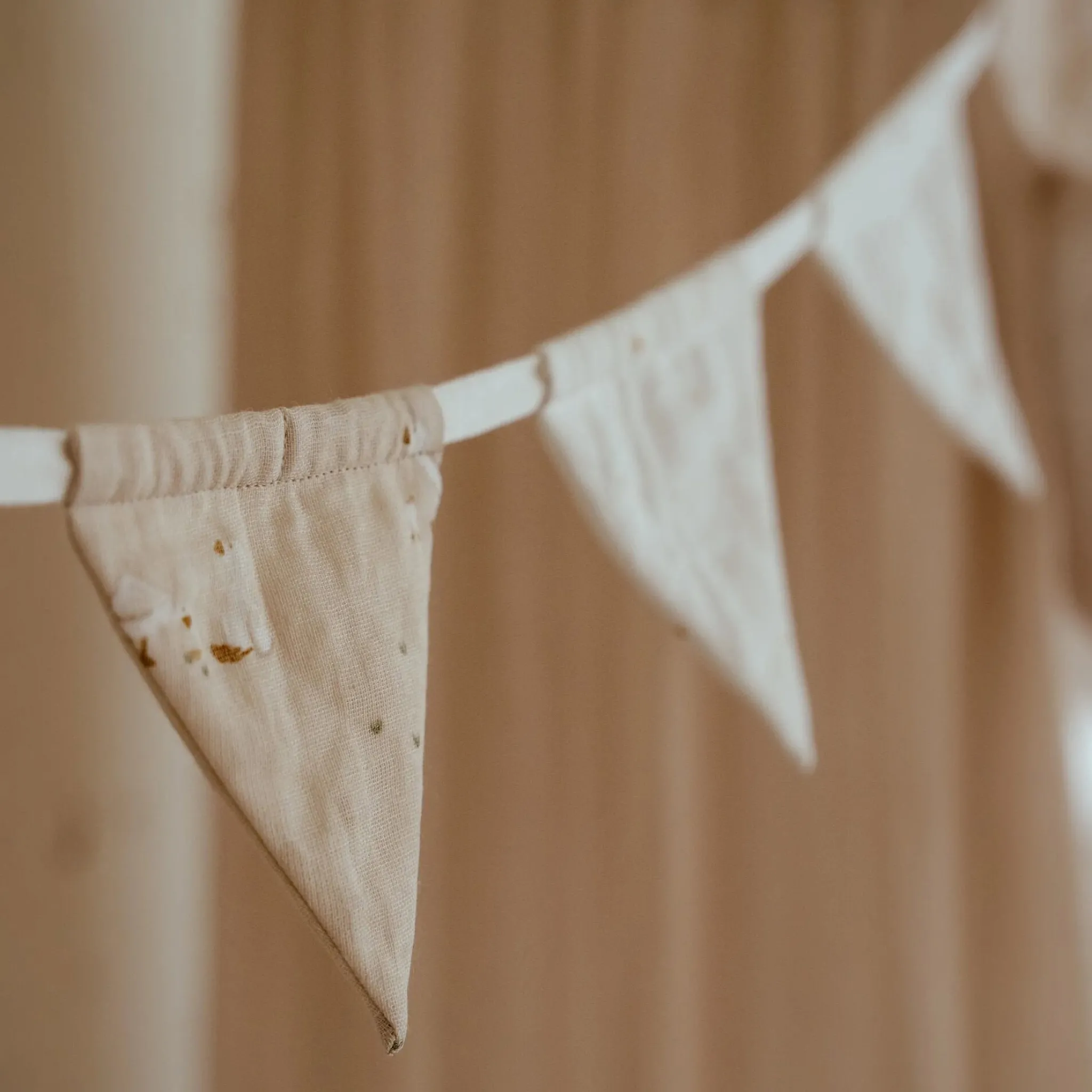 Little Dutch Garland with flags - Beige - Newborn Naturals - Little Goose Hot