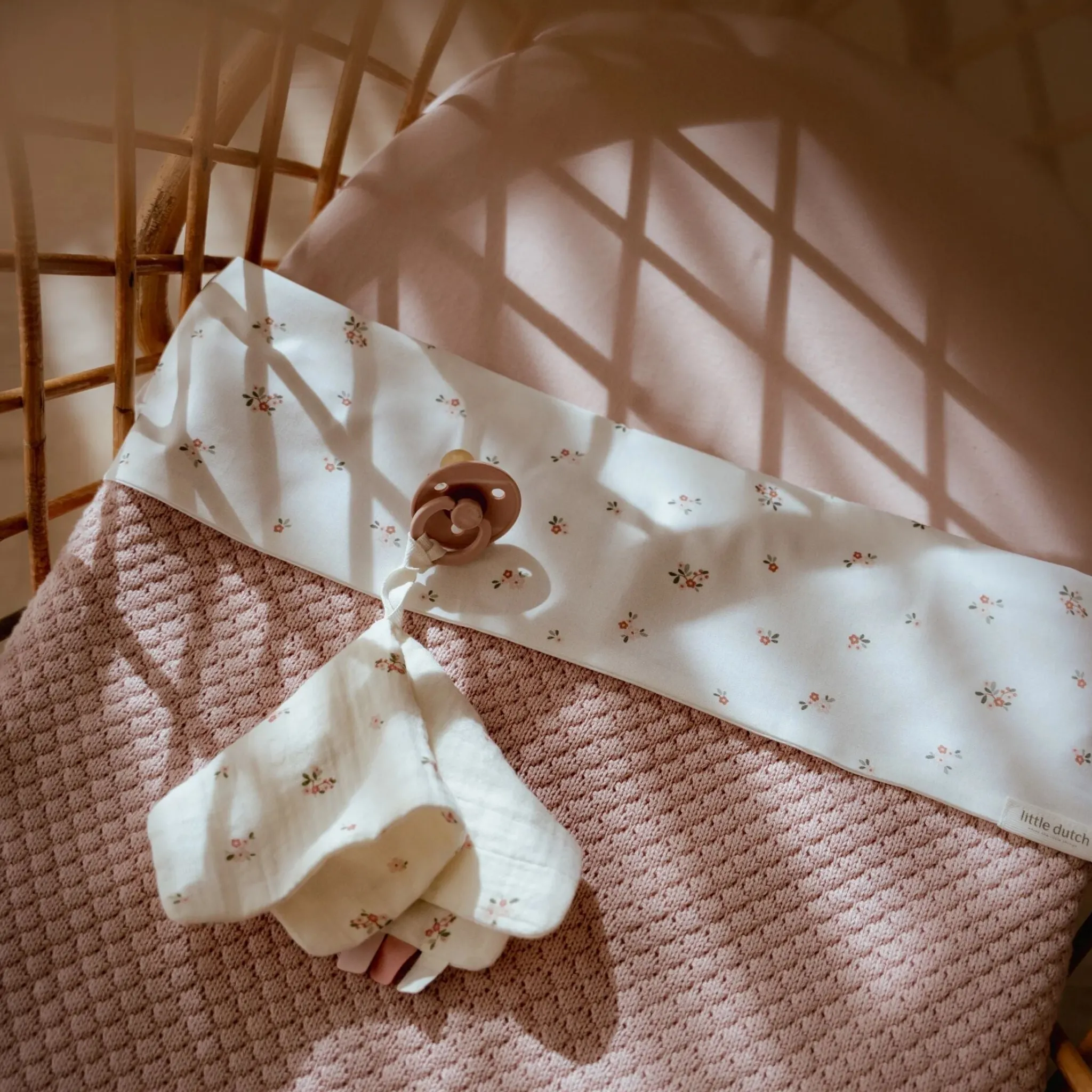 Little Dutch Knitted cradle blanket - Pink - Essentials Online