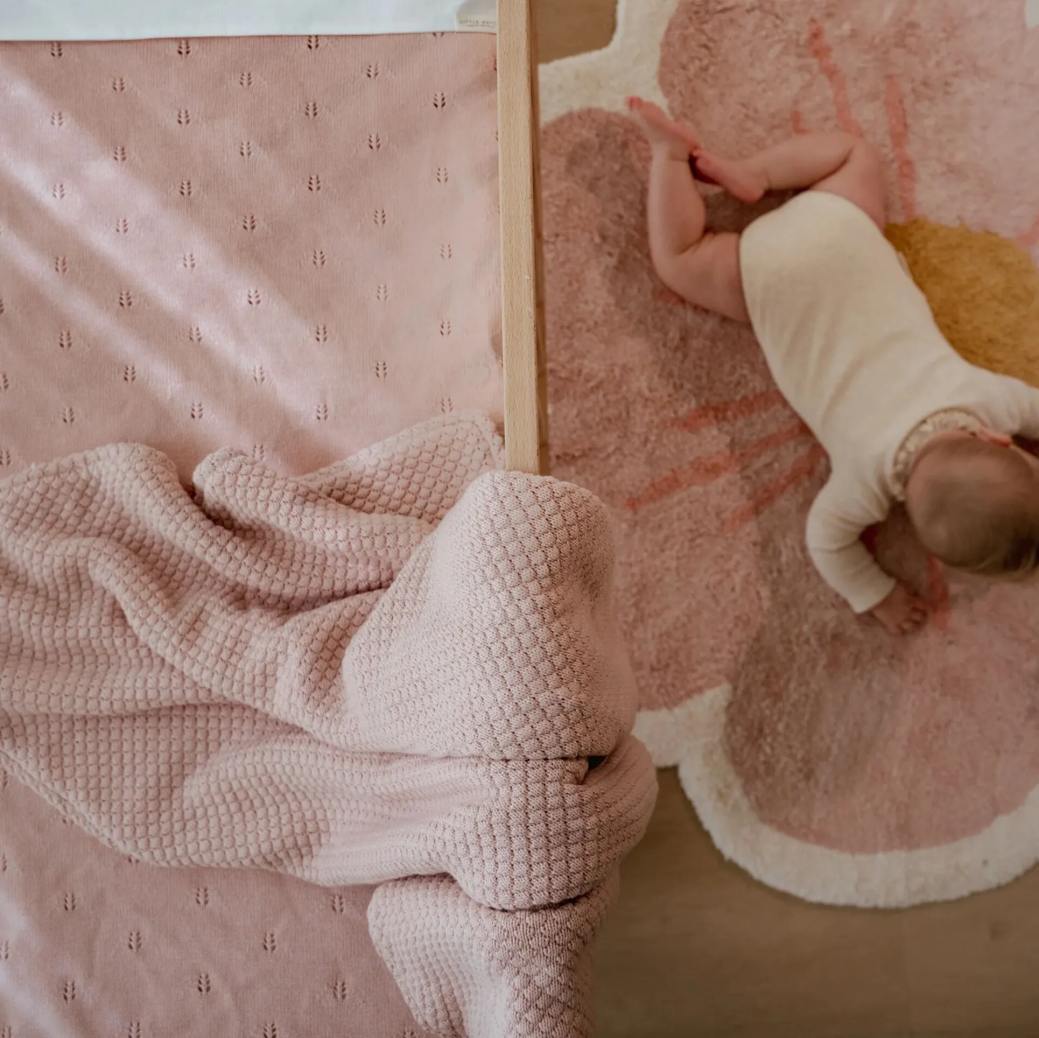 Little Dutch Knitted cradle blanket - Pink - Essentials Online