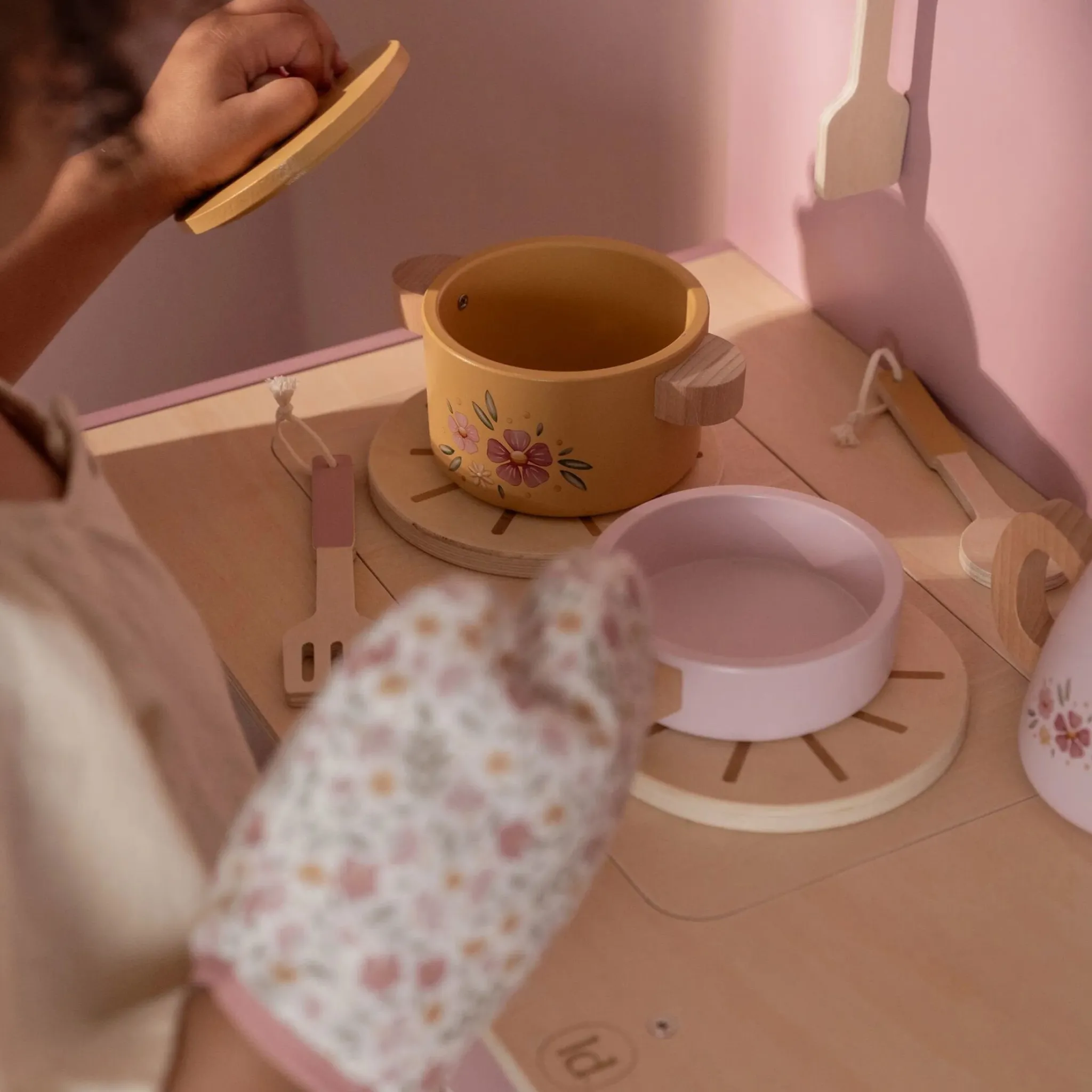 Little Dutch Wooden play kitchen - Pink - Essentials Hot